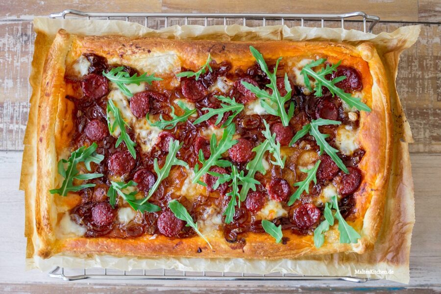 Rezept Blätterteig-Tarte mit Chorizo, karamellisierten Zwiebeln & Mozzarella
