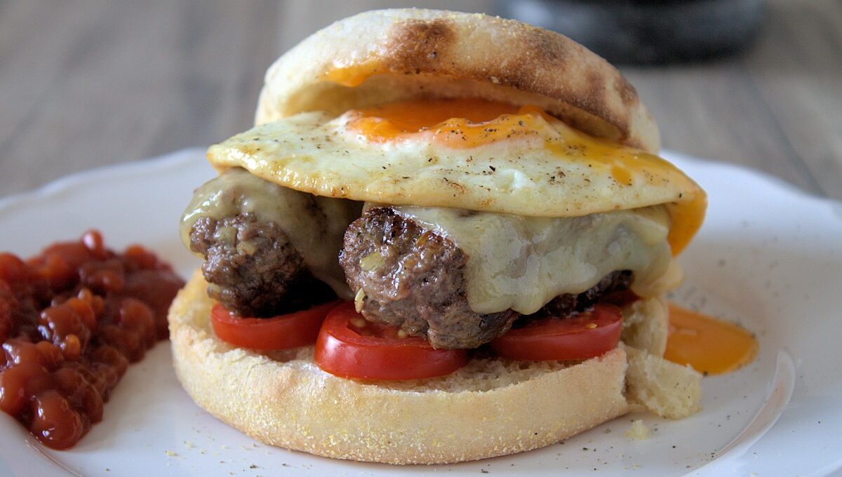 Rezept Breakfast Roll mit Toasties, Rinderhack, Cheddar, Tomaten und Spiegelei