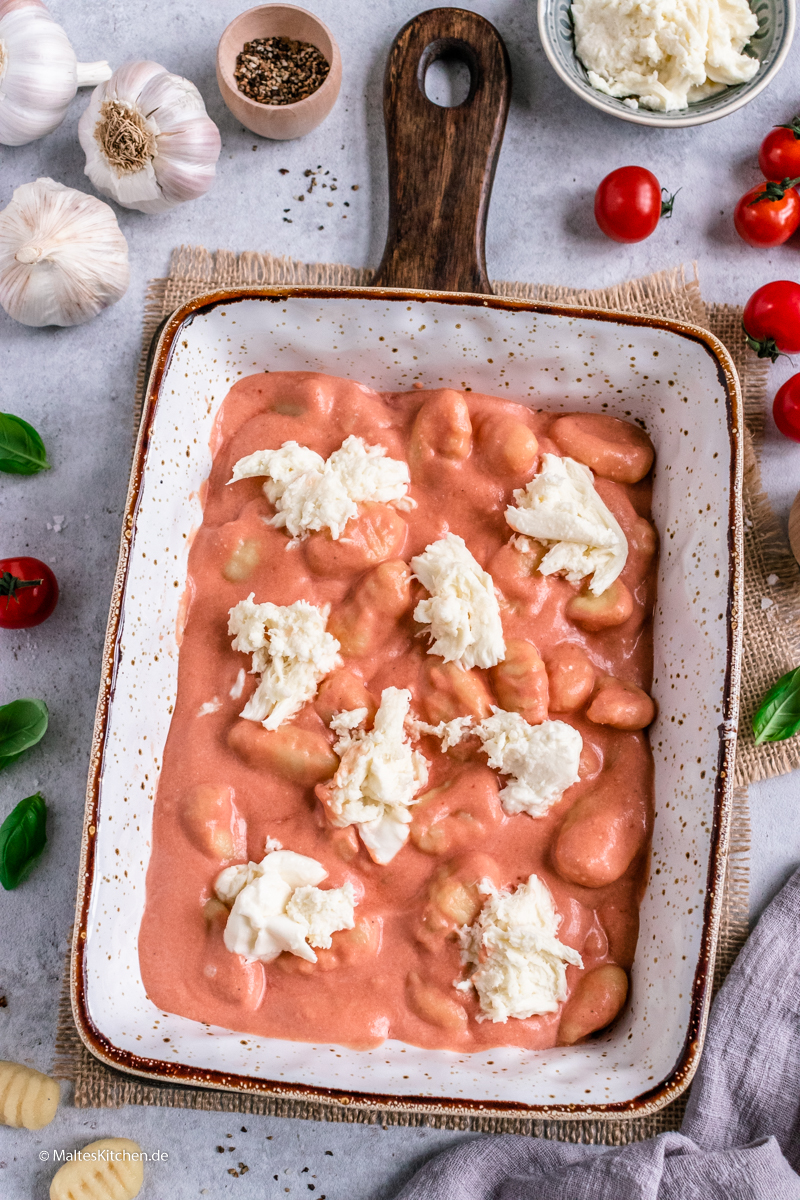 Gnocchi mit Tomaten, Mascarpone und Mozzarella.