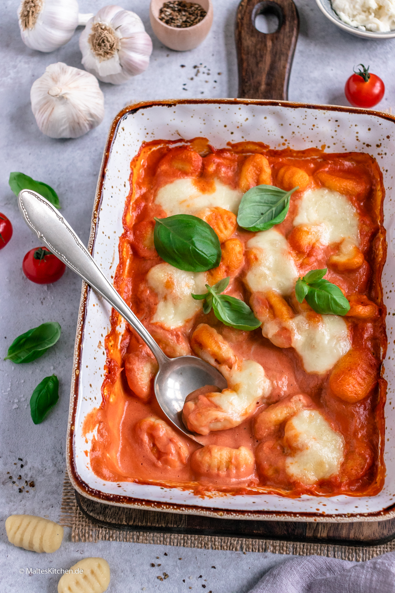Schnelle Gnocchi aus dem Ofen mit Tomatensauce und Mozzarella.