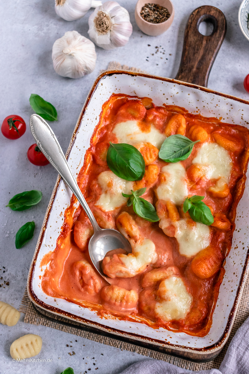 Gnocchi Auflauf mit Gnocchi in Tomatensauce, überbacken.