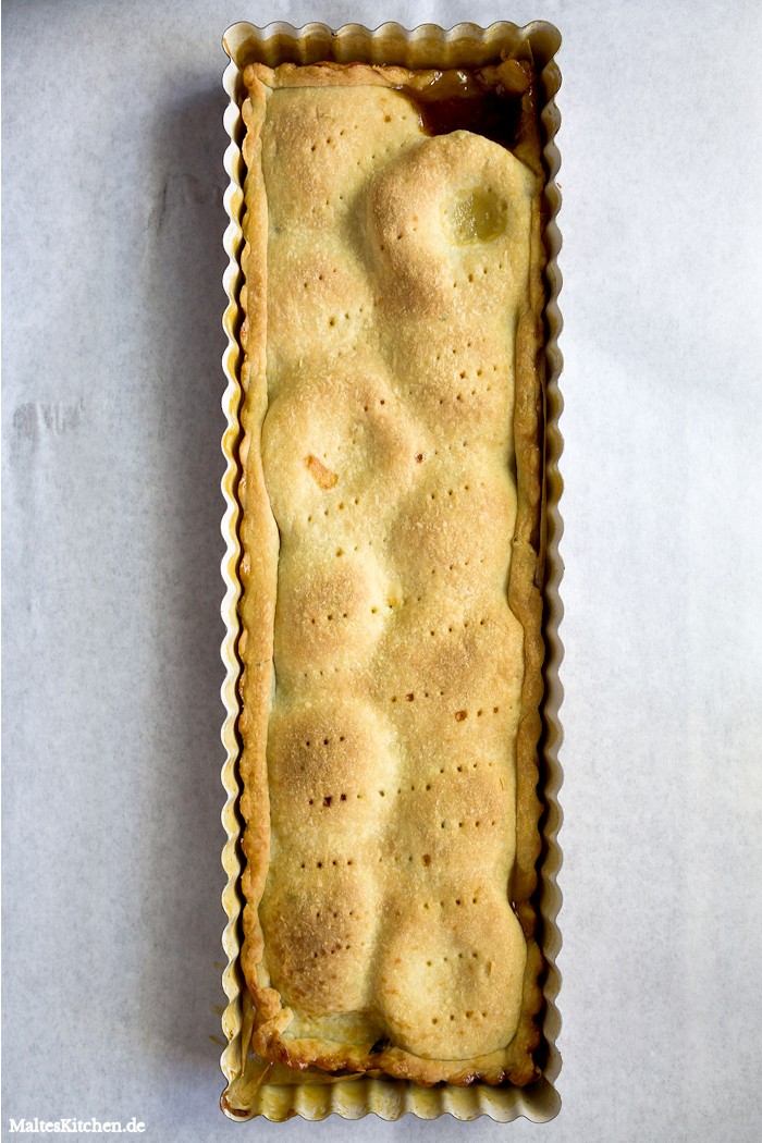 Die Tarte direkt nach dem Backen und kurz vor dem Stürzen.