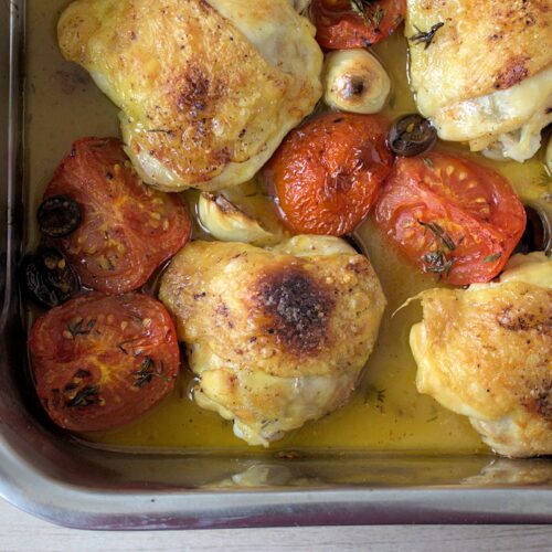 Rezept für gebackene Hähnchenschenkel mit Tomaten und Oliven