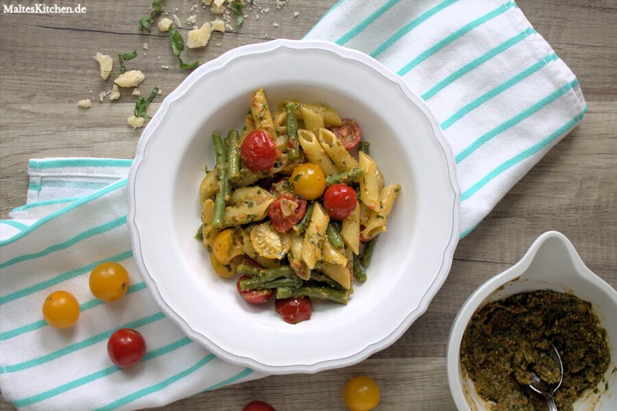 Rezept für Penne mit Rucola-Pesto, Kirschtomaten und grünen Bohnen