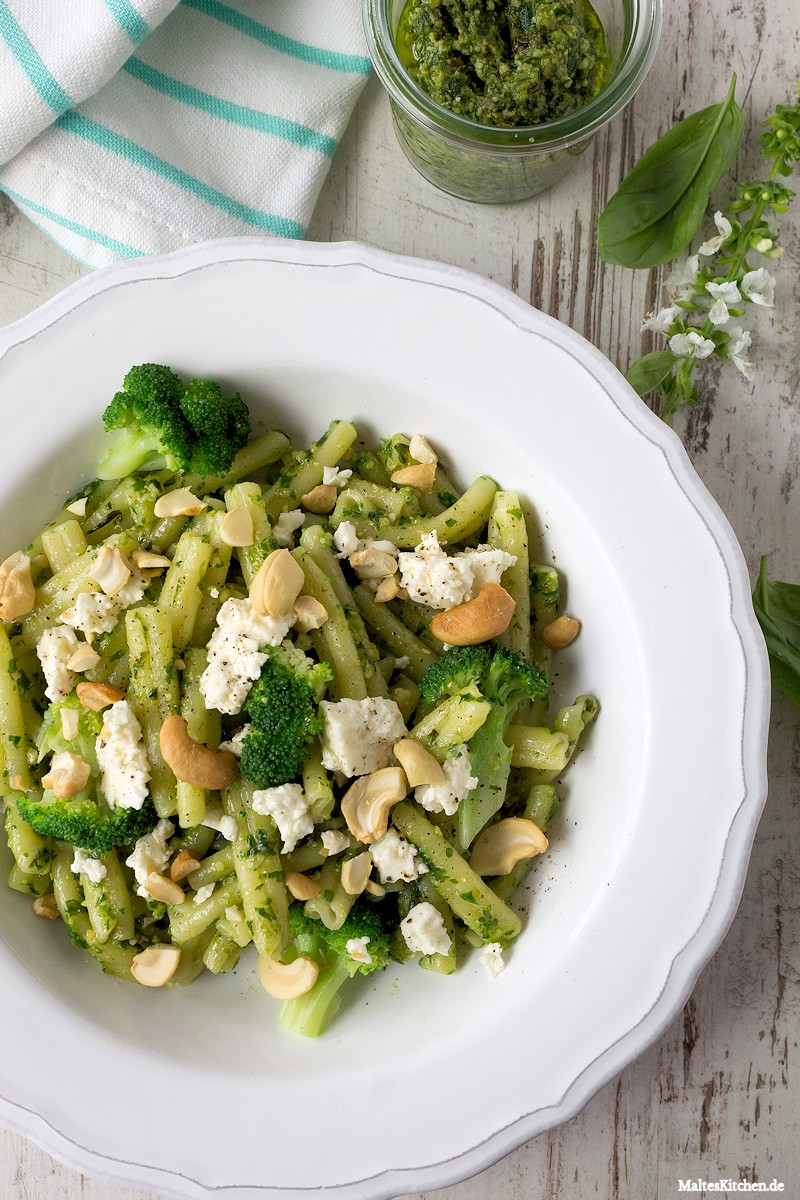 Superleckere Pasta mit Cashew-Rucola-Pesto und Feta Käse