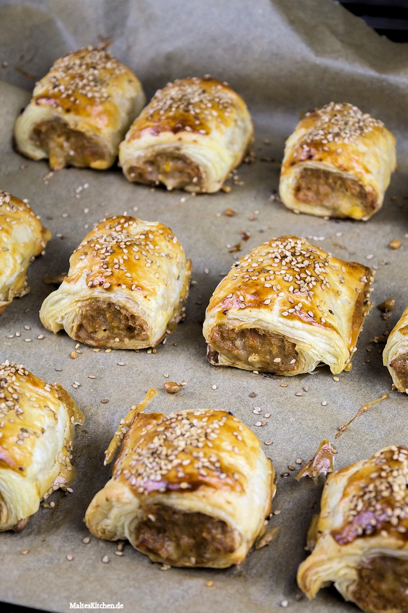 Ein ganzes Blech voller Blätterteig-Würstchen