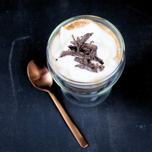 Rezept für eine heiße Schokolade mit Orangen und Kardamom
