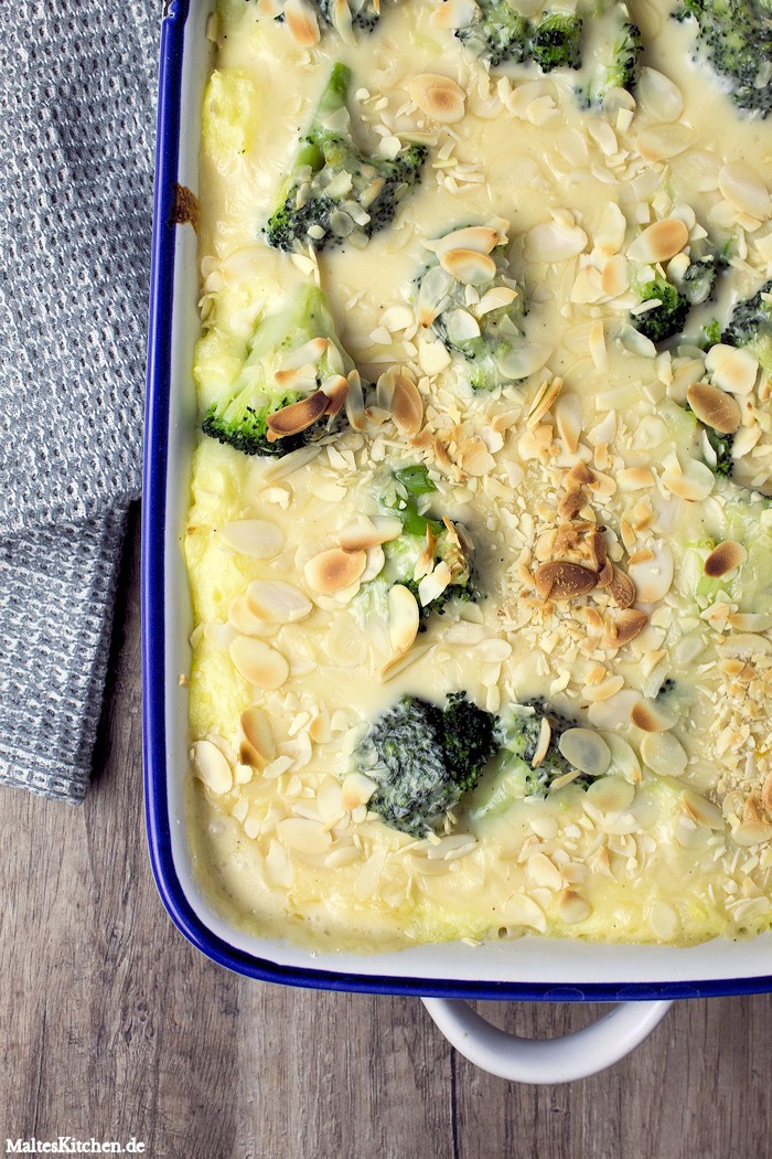 Ein leckerer Auflauf mit Kartoffelbrei, Brokkoli und Käsesauce
