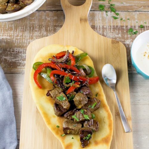 Selbstgebackenes Naan-Brot mit Onglet und Paprikagemüse