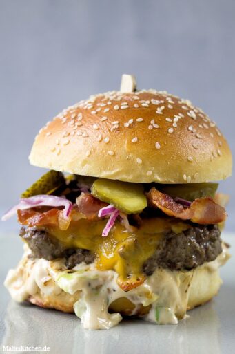 Saftiger Rindfleisch Burger mit Cheddar
