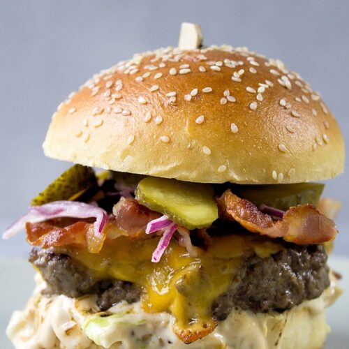 Saftiger Rindfleisch Burger mit Cheddar