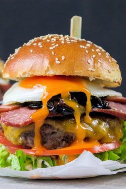 Rezept Bee-Burger mir Kabanos, Balsamico-Zwiebeln & Spiegelei