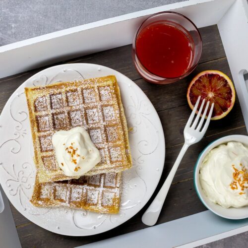 Rezept für Buttermilch-Waffeln mit Blutorangencreme