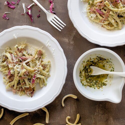 Rezept für Pasta mit Walnusspesto, Fenchelsalami und Radicchio