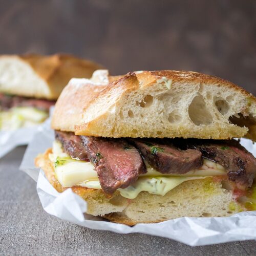 Rezept für ein Lammsteak-Sandwich mit Bärlauchbutter & Taleggio