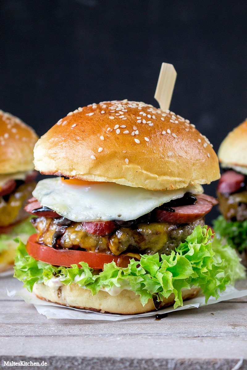 Saftiger Beef Burger mit Kabanos und Spiegelei