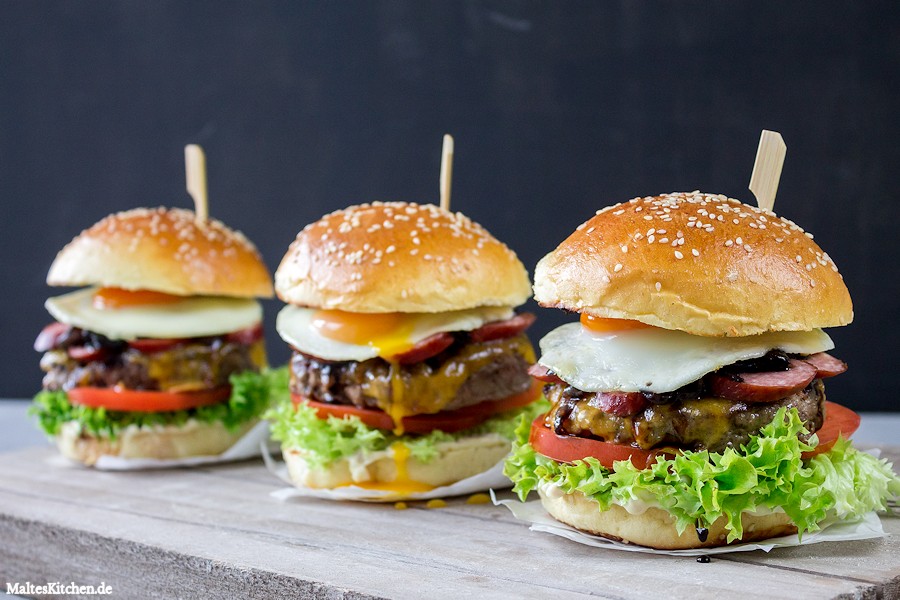 Leckerer Beef Burger mit Kabanos im Brioche Bun