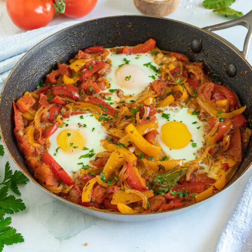 Shakshuka mit Tomaten, Paprika und Zwiebeln