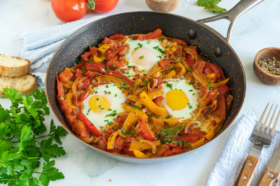 Shakshuka mit Tomaten, Paprika und Zwiebeln