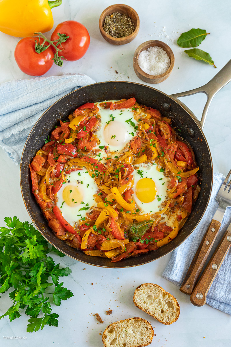 Shakshuka mit Paprika und Eiern.