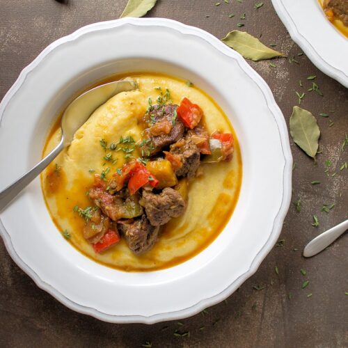 Rezept für ein spanischens Gulasch mit cremiger Polenta