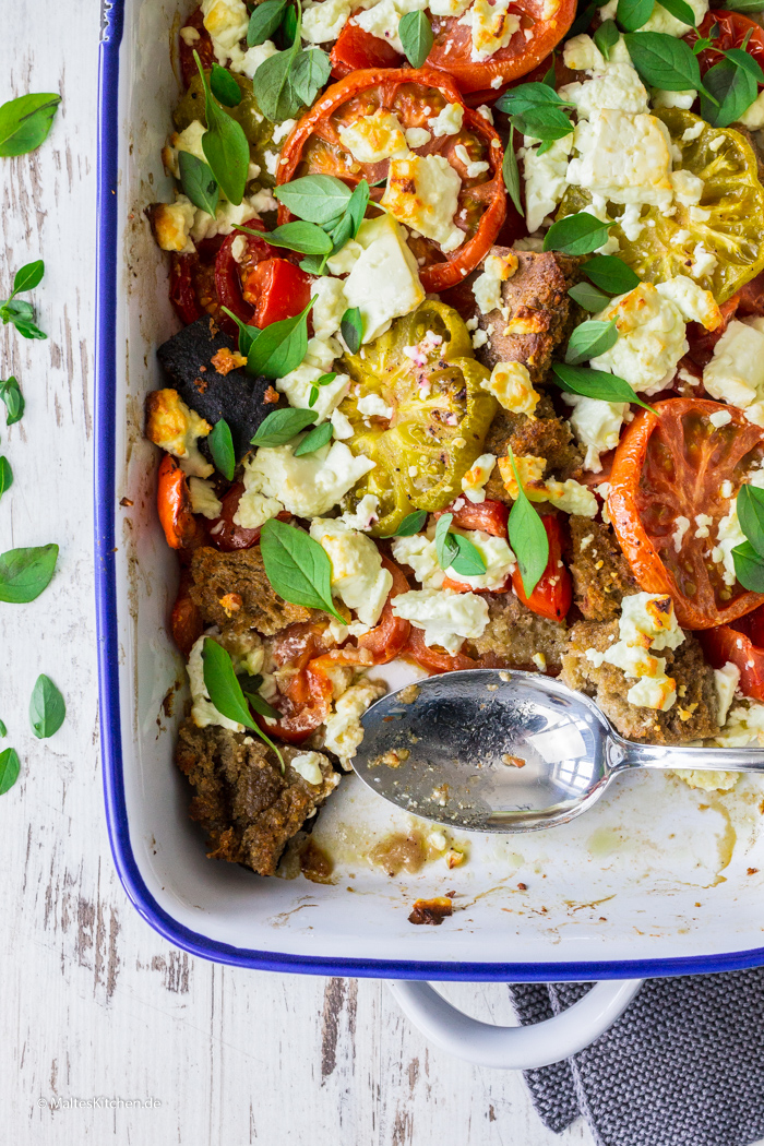 Ein toller warmer Tomatensalat mit Feta und Oliven