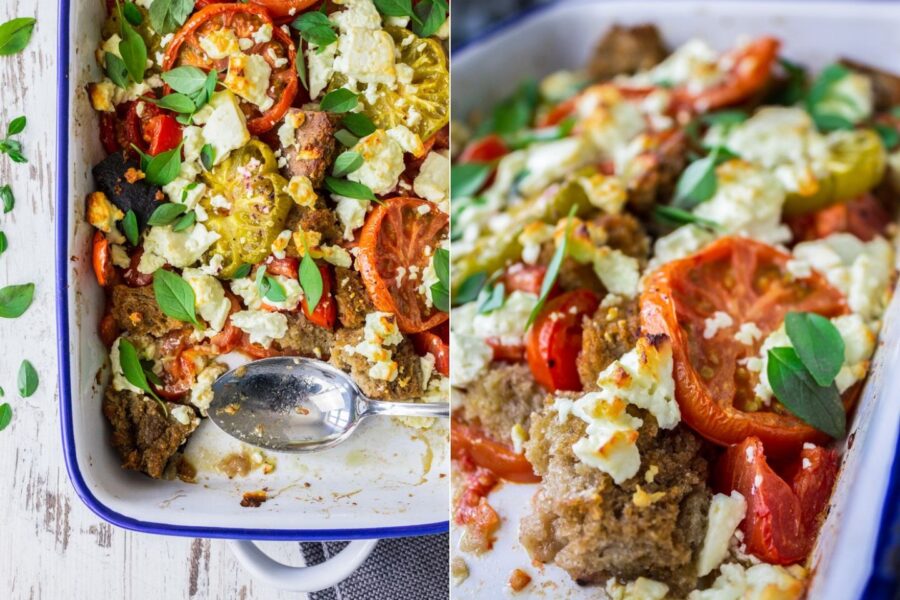 Rezept für einen warmen Tomatensalat aus dem Ofen mit Brot, Feta und Oliven