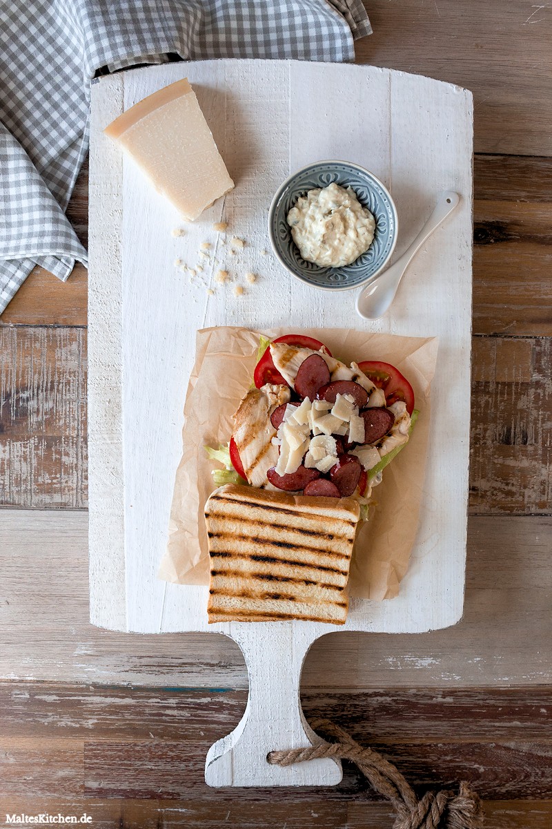 Club Sandwich mit Kabanos, Hähnchenbrust & Salat