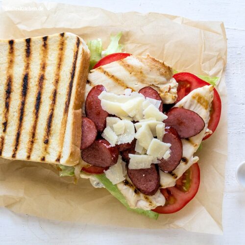 Ein Club Sandwich mit Kabanos & Hähnchenbrust