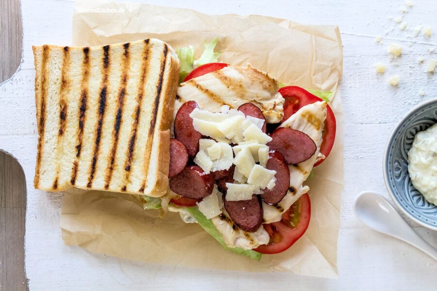 Ein Club Sandwich mit Kabanos & Hähnchenbrust