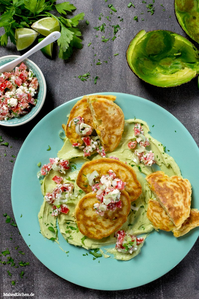 Maispuffer mit Avocadocreme