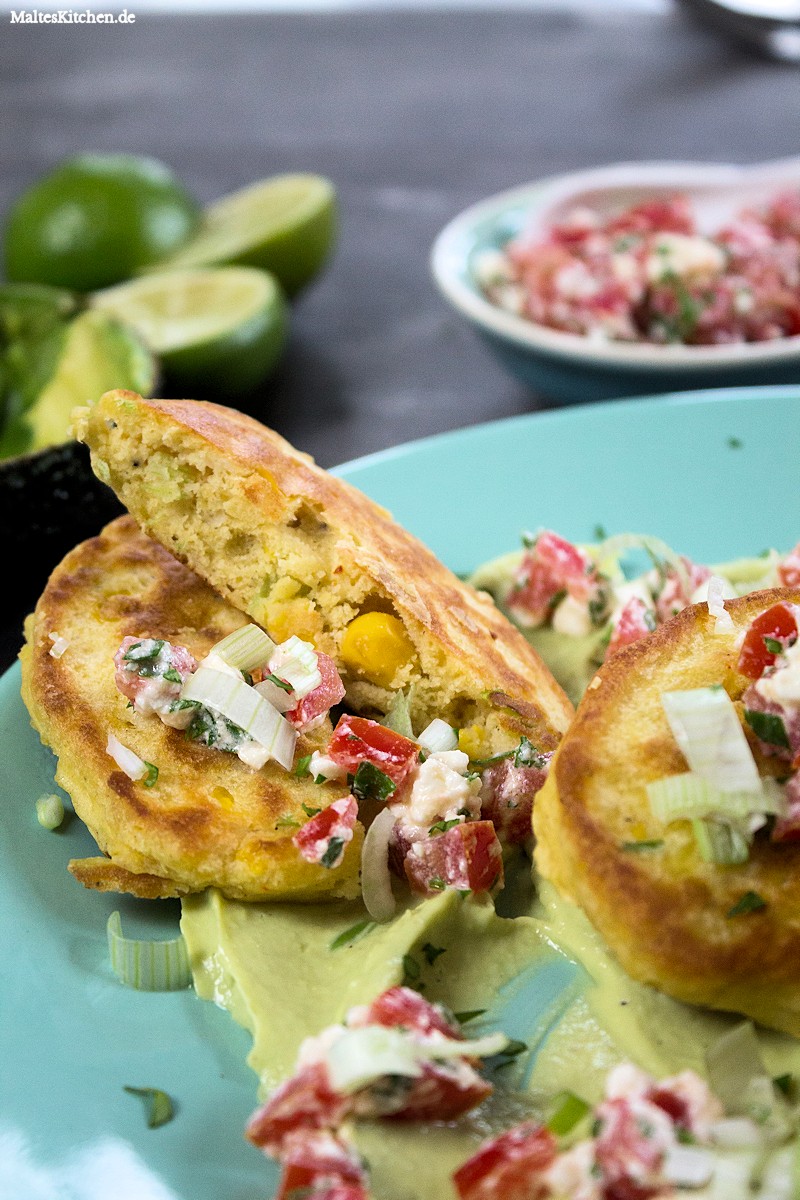 Leckere Maisküchlein mit leichter Avocado-Creme und Tomate & Feta