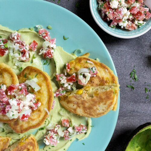Rezept Maisküchlein mit Avocado-Creme und Tomaten-Feta-Salat