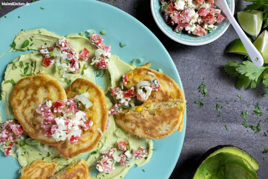 Rezept Maisküchlein mit Avocado-Creme und Tomaten-Feta-Salat