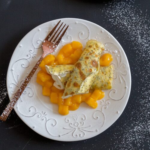 Rezept für Mohn-Crepes mit Mango & Quark