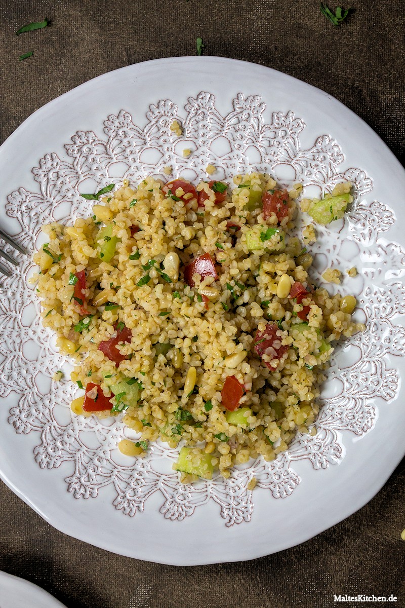 Tabouleh mit Tomaten und Pinienkernen
