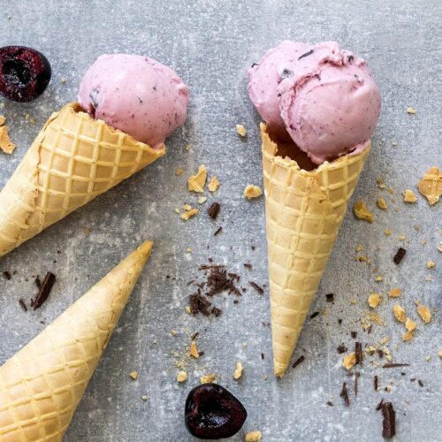 Rezept für ein Creme-Fraiche-Eis mit Kirsche & Schokolade