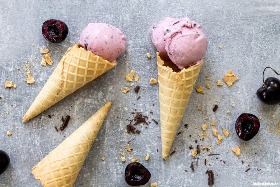 Rezept für ein Creme-Fraiche-Eis mit Kirsche & Schokolade
