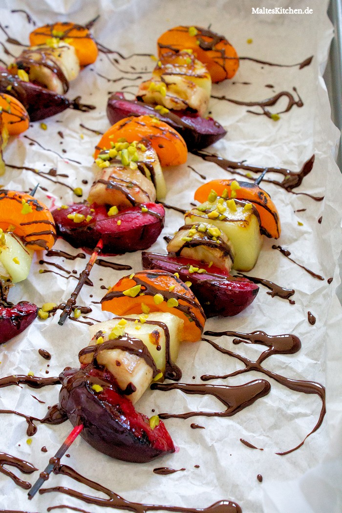 Gegrilltest Obst mit Schokoladensoße und Pistazien