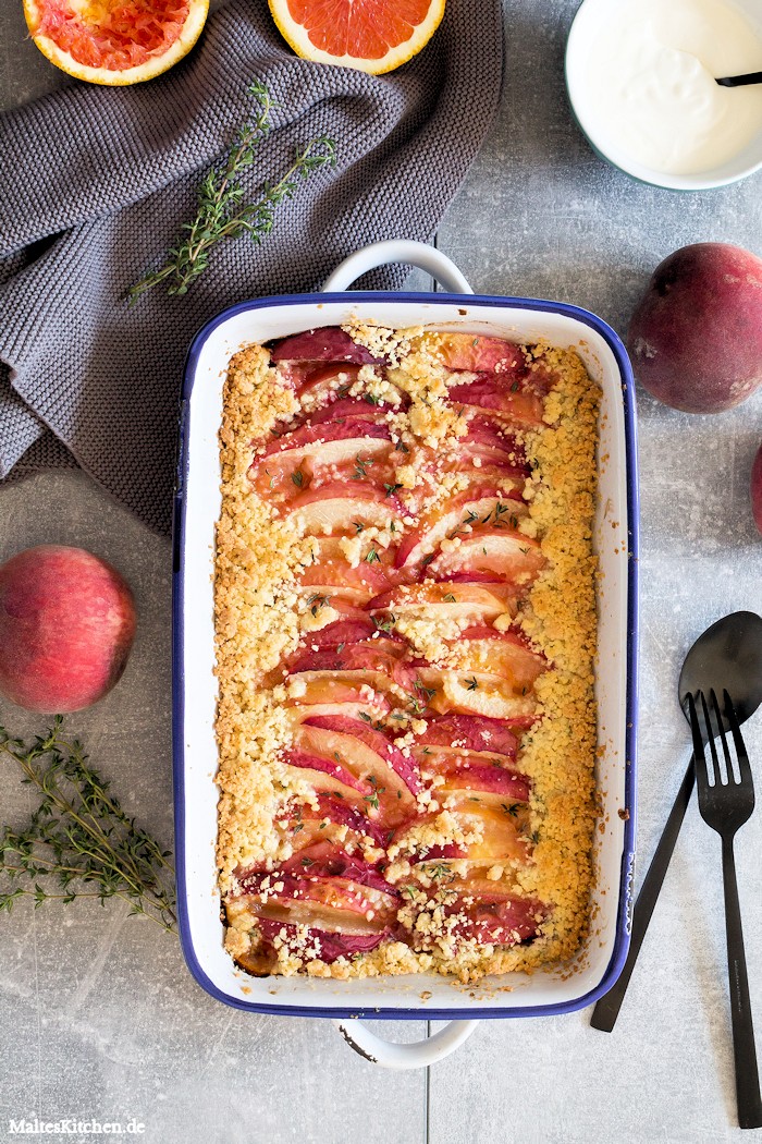 Leckerer Pfirsich-Thymian-Crumble