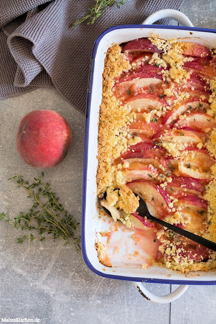 Pfirsich-Thymian-Crumble als Nachtisch.