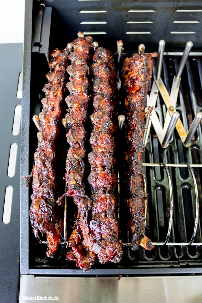 Die Spareribs werden bei indirekter Hitze gegrillt