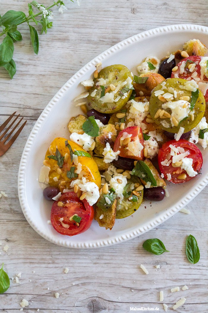 Tomatensalat mit Oliven und Mozarella