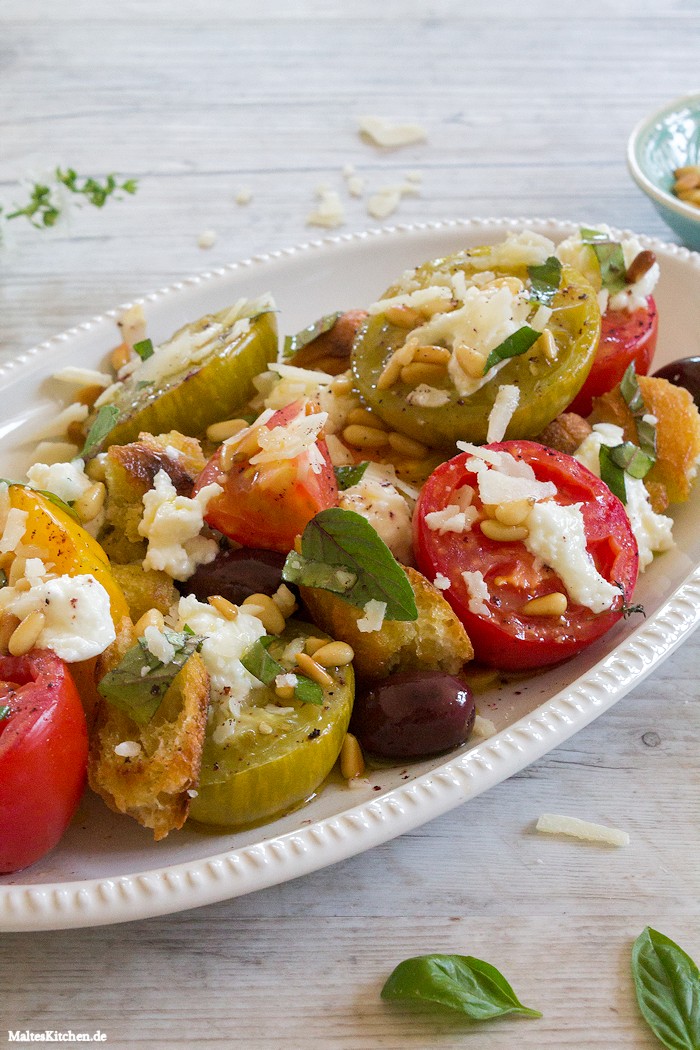 Tomaten, Oliven, Mozzarella und Baguette