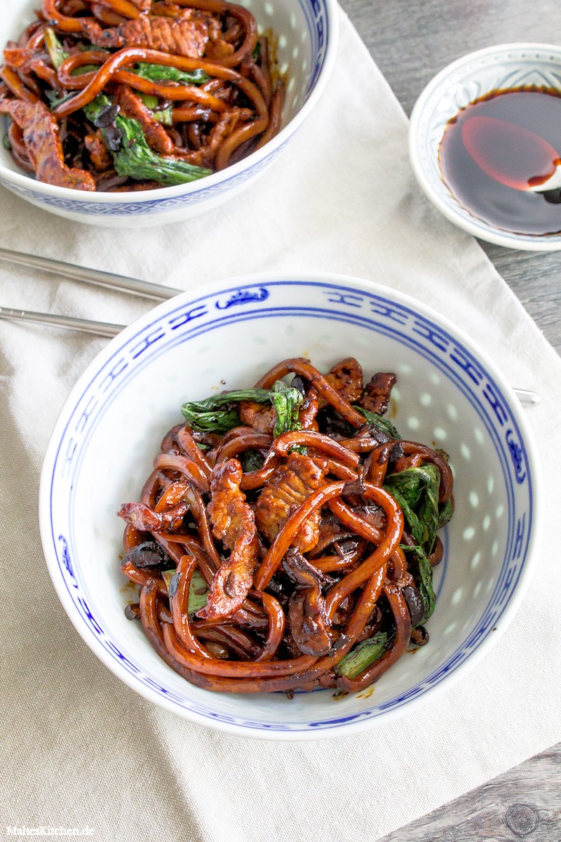 Schnelle Udon Nudelns mit Schweinefleisch und Sojasauce