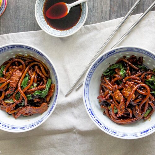 Schweinefleisch mit Udon Nudeln und Sojasauce