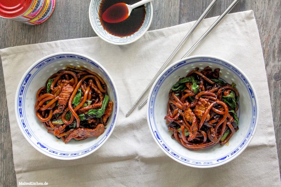 Schweinefleisch mit Udon Nudeln und Sojasauce