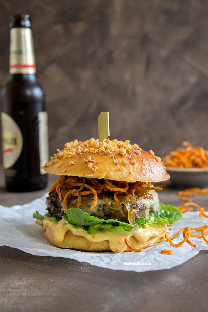 Super Burger mit Beef, Chilli-Mayonnaise und Süßkartoffeln
