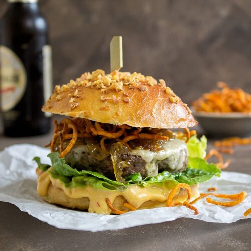 Burger mit Chilli-Mayo und Süßkartoffellocken