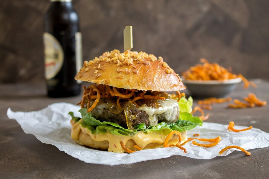 Burger mit Chilli-Mayo und Süßkartoffellocken